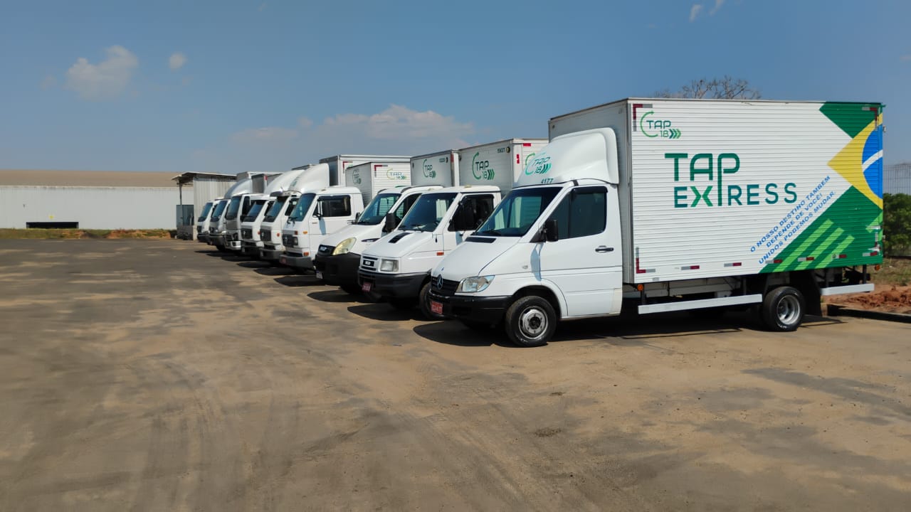Caminhão baú TAP Express no pátio