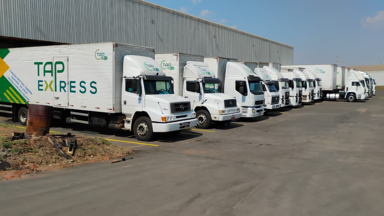 Frota TAP Express alinhada no centro de distribuição
